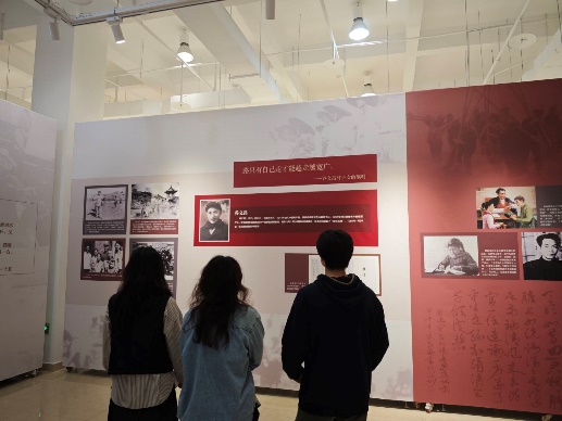 人们站在房间里描述已自动生成 人们站在房间里描述已自动生成